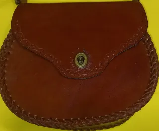 Bolso artesanal de cuero de mujer