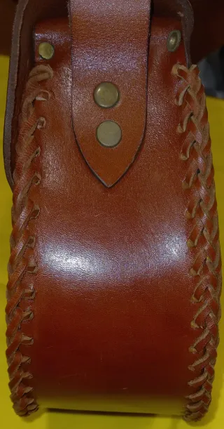 Bolso artesanal de cuero de mujer