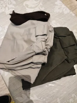 Pantalones de vestir beige y verde oliva