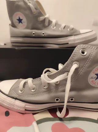 Converse grises y blancas