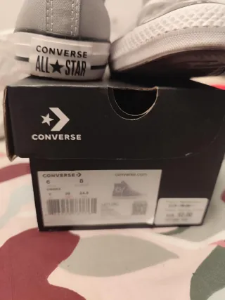 Converse grises y blancas