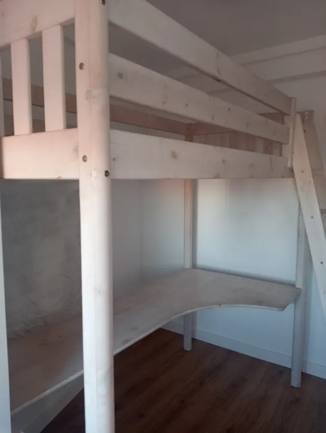 ¡URGE!Cama alta de madera con escritorio