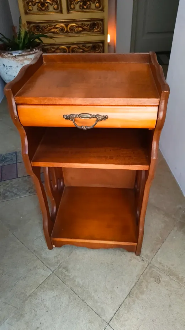 Mesita auxiliar de madera