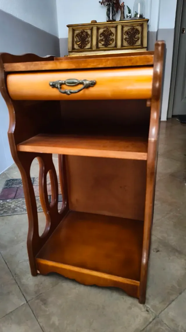 Mesita auxiliar de madera
