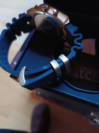 Reloj Time Force Cronógrafo Dorado y Negro