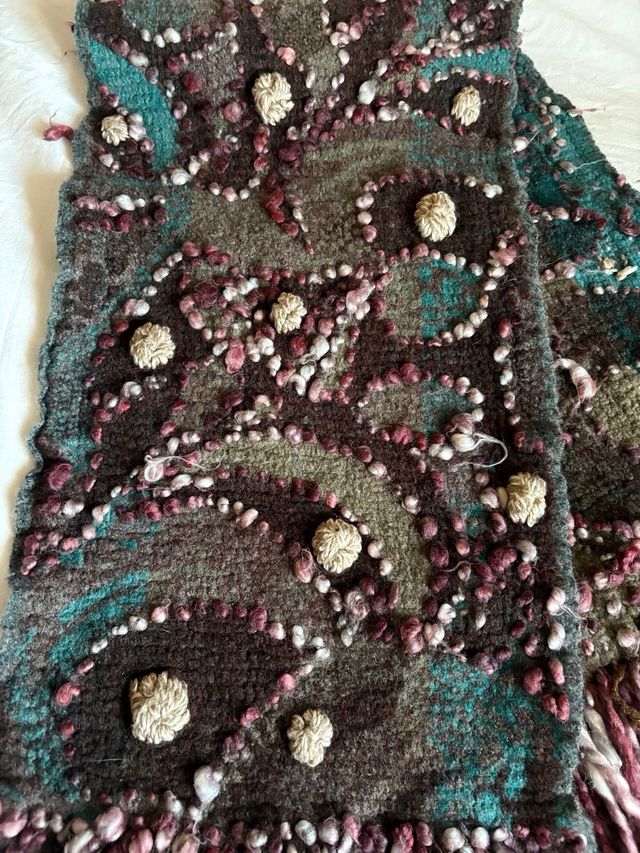 Bufanda tejida con flecos