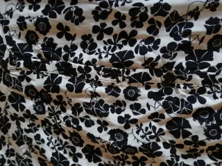 Blusa C&A floral negra y blanca talla 38