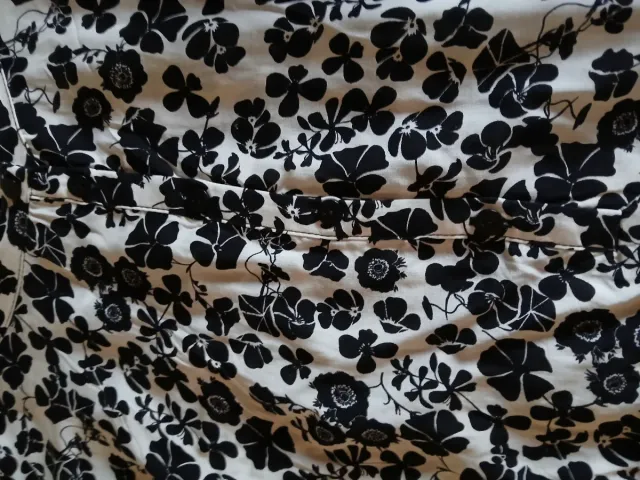 Blusa C&A floral negra y blanca talla 38