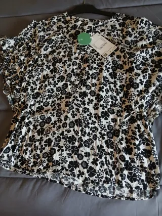 Blusa C&A floral negra y blanca talla 38