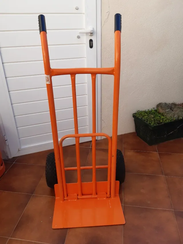 Carro de metal naranja con ruedas
