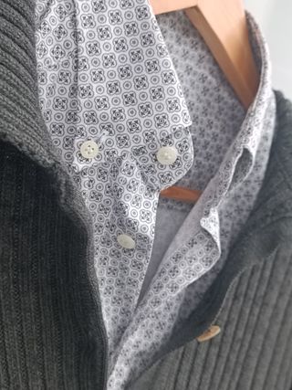 Cardigan grigio con camicia fantasia