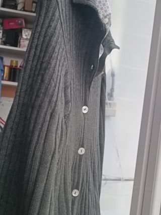 Cardigan grigio con camicia fantasia