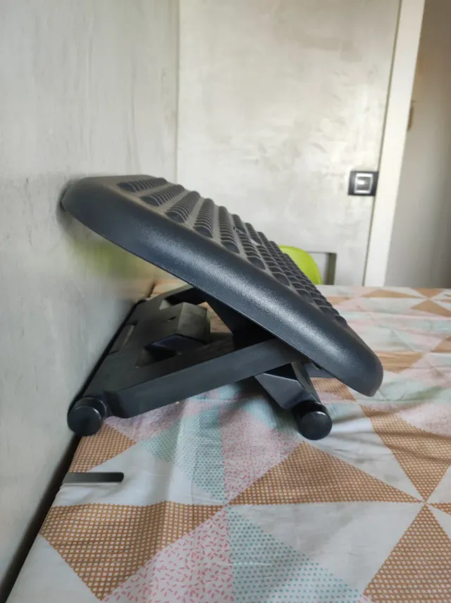 Reposapiés de oficina ajustable