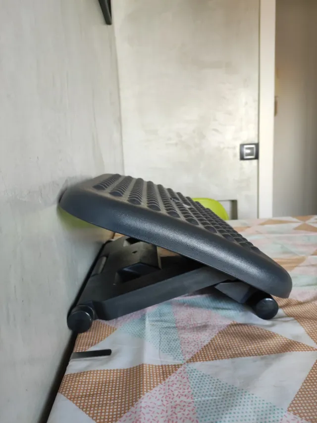 Reposapiés de oficina ajustable