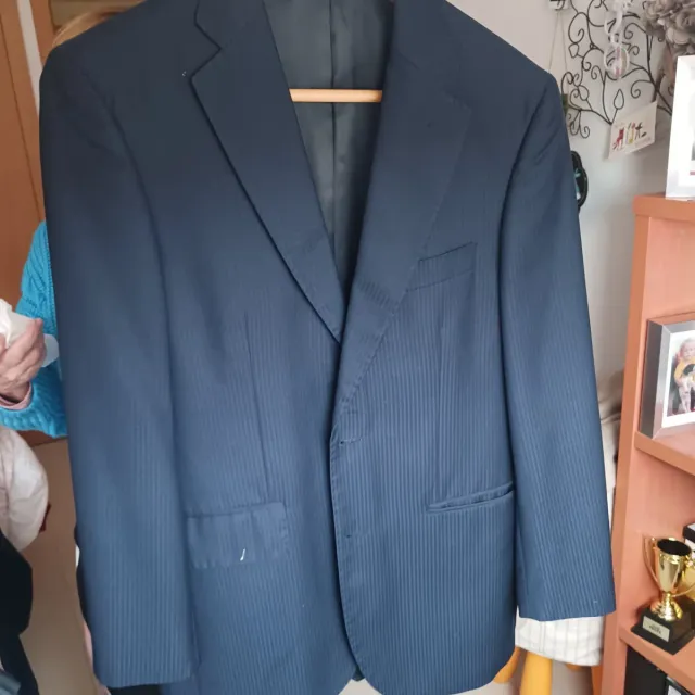 Traje azul con rayas verticales