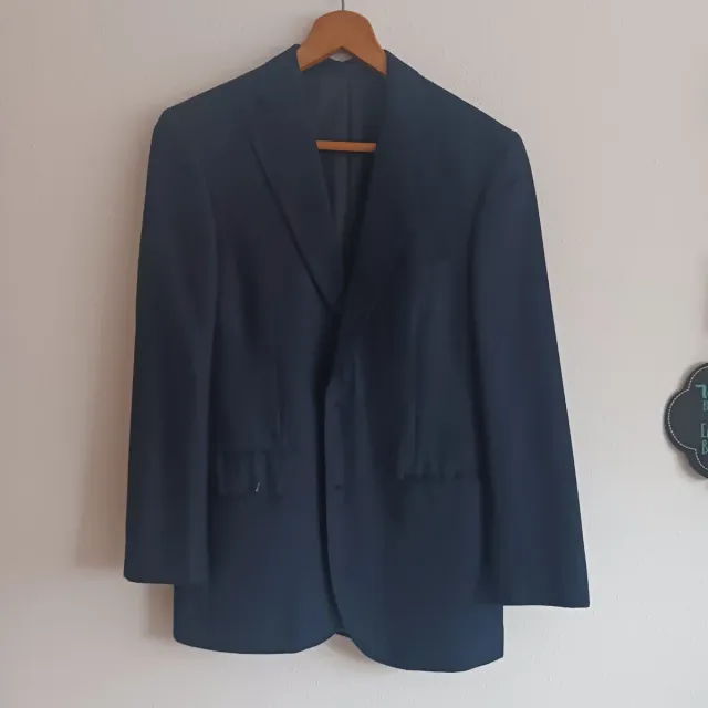 Traje azul con rayas verticales