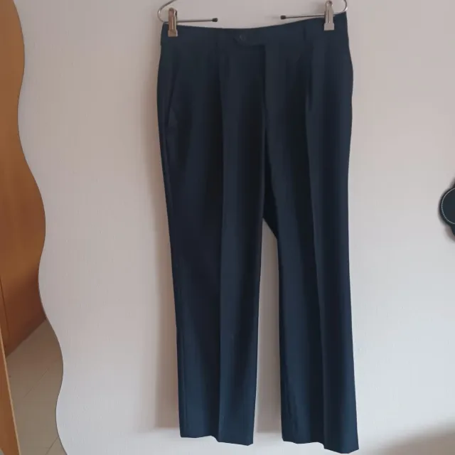 Traje azul con rayas verticales