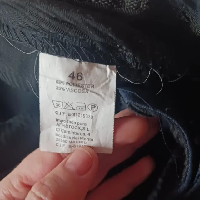 Traje azul con rayas verticales