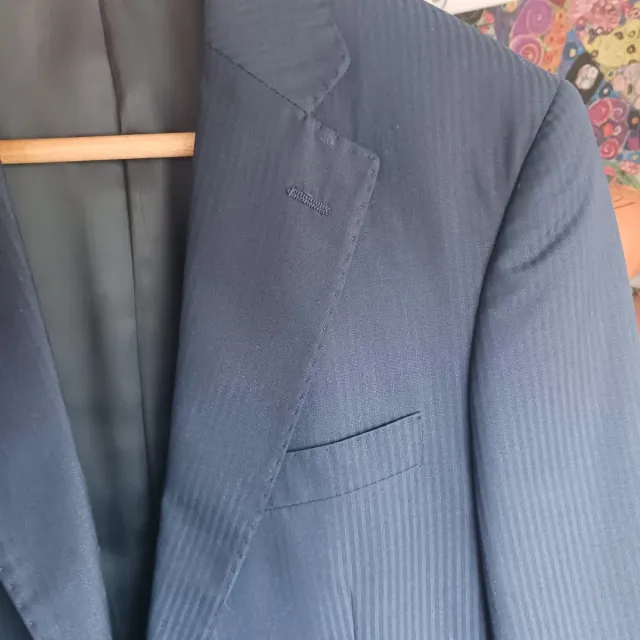 Traje azul con rayas verticales