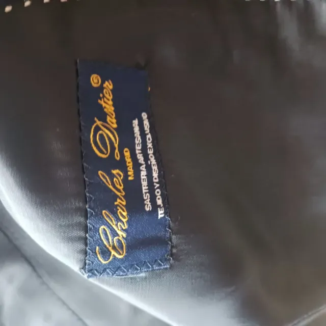 Traje azul con rayas verticales