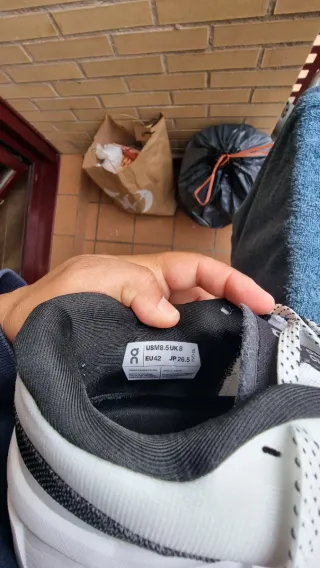 Zapatillas On Running Blancas y Negras