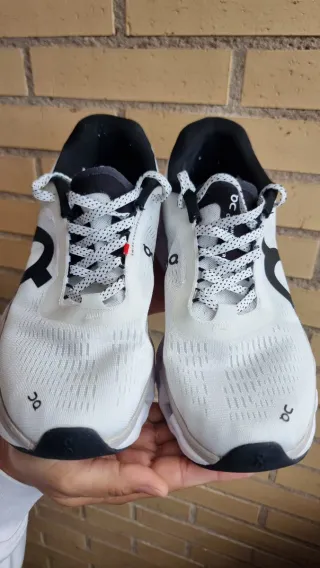 Zapatillas On Running Blancas y Negras