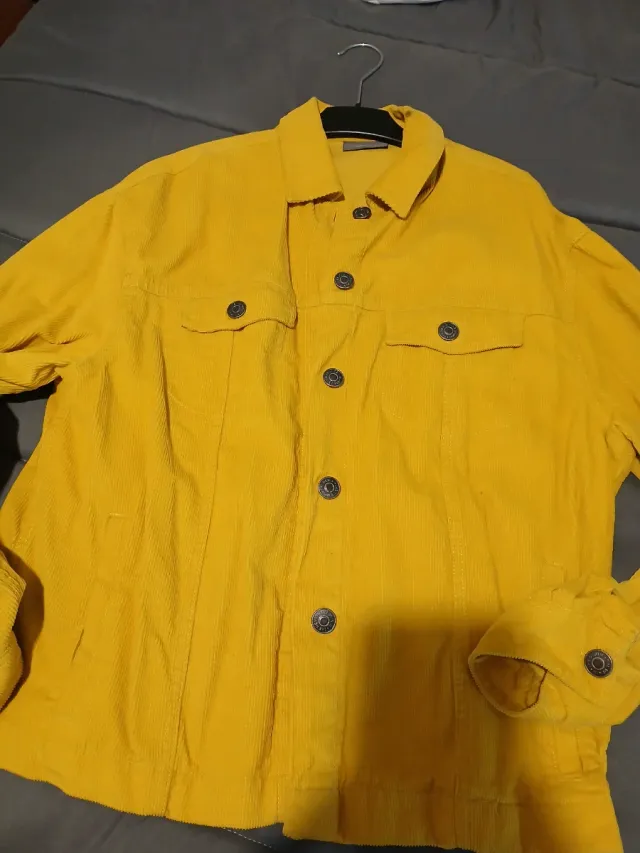 Chaqueta de pana amarilla