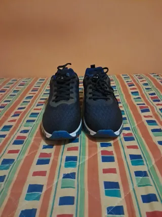 Scarpe da corsa blu e grigie