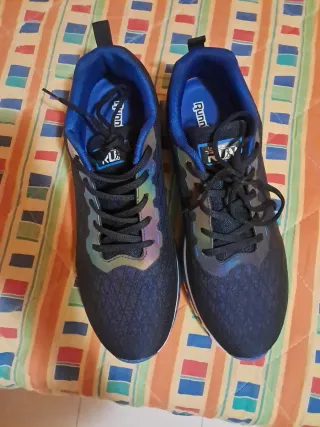 Scarpe da corsa blu e grigie