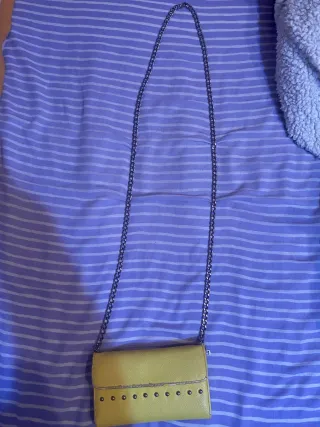 Bolso amarillo con cadena