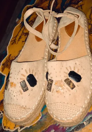 Sandalias Beige con adornos de piedras y marfil.