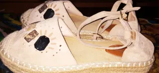 Sandalias Beige con adornos de piedras y marfil.