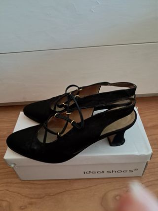 Sandalias negras de tacón con tiras