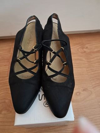 Sandalias negras de tacón con tiras