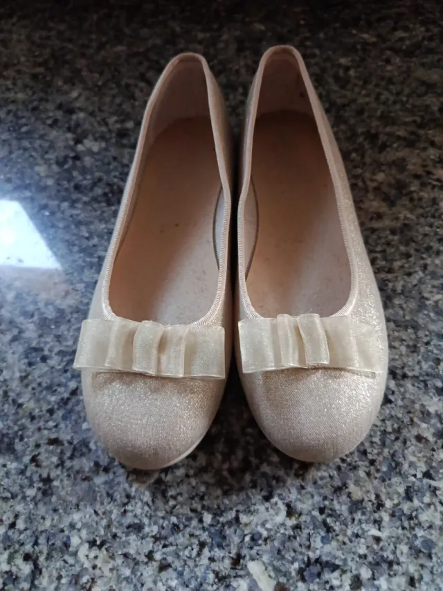 Zapatos Bailarinas Beige y Dorado con Lazos