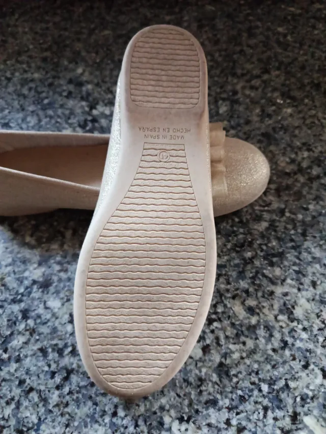 Zapatos Bailarinas Beige y Dorado con Lazos