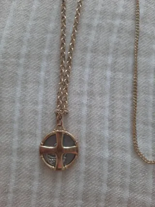 Collares de acero dorado y plateado