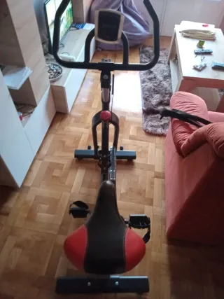 Bicicleta Estática Negra y Roja
