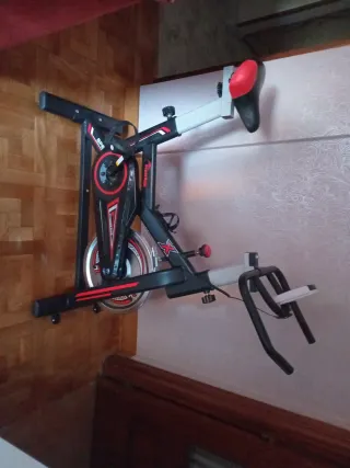 Bicicleta Estática Negra y Roja