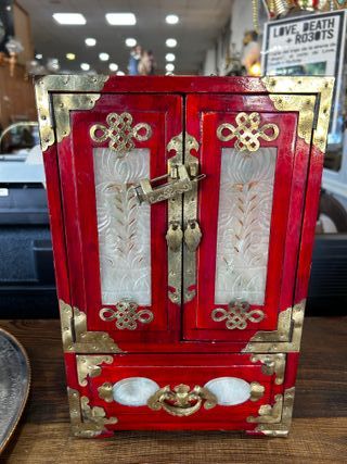 Joyero Oriental de Madera Lacada Latón y Jade