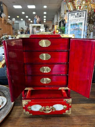 Joyero Oriental de Madera Lacada Latón y Jade