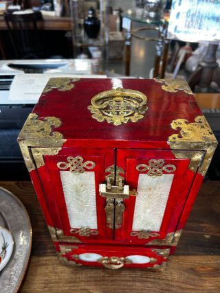 Joyero Oriental de Madera Lacada Latón y Jade