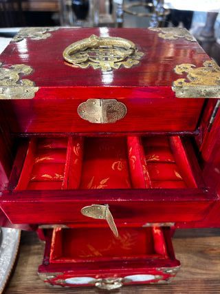 Joyero Oriental de Madera Lacada Latón y Jade