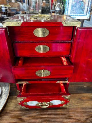 Joyero Oriental de Madera Lacada Latón y Jade