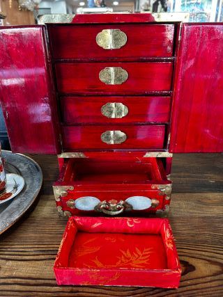 Joyero Oriental de Madera Lacada Latón y Jade