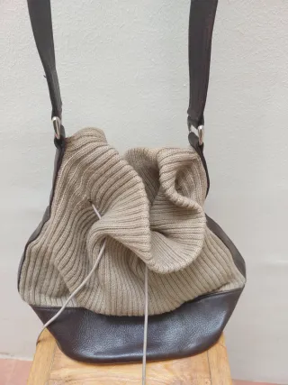 Bolso de hombro tejido y piel