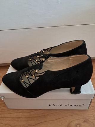 Sandalias negras con adornos dorados