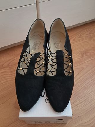 Sandalias negras con adornos dorados