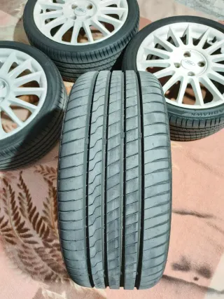 Llantas Ford Focus ST con neumáticos nuevos