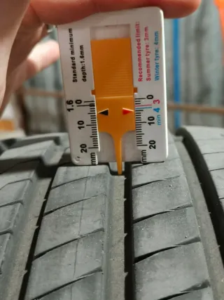 Llantas Ford Focus ST con neumáticos nuevos